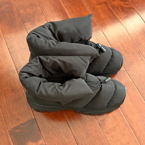 NWOT H & M Black Puffer Ankle Boots - Picture 3 of 8